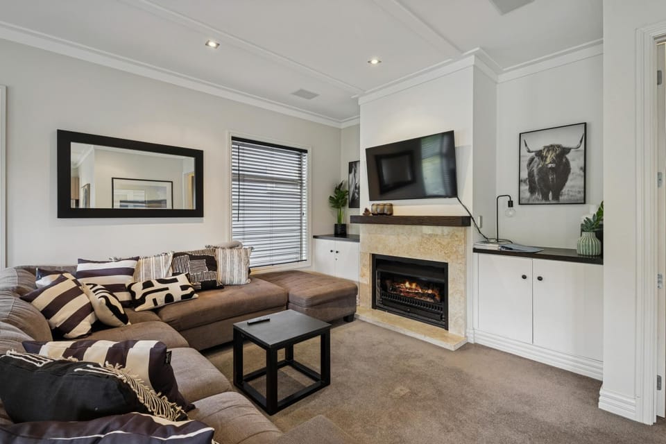 TV and multimedia, Living room, fireplace