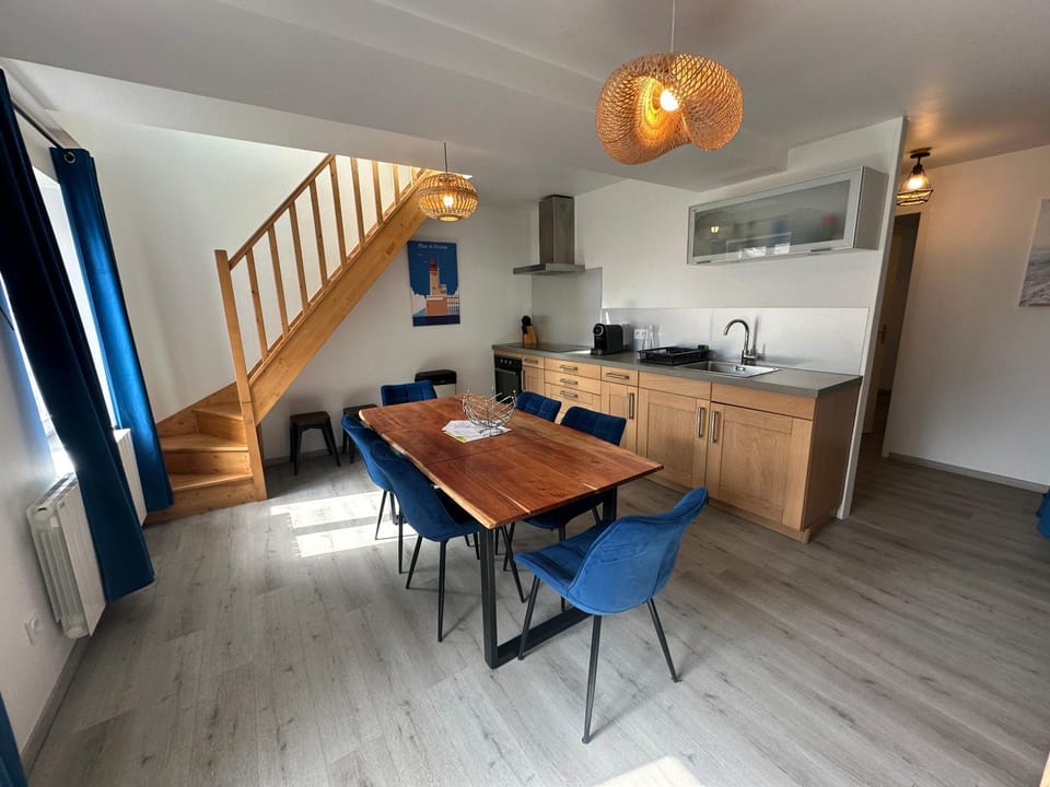 Kitchen or kitchenette, Dining area, stove