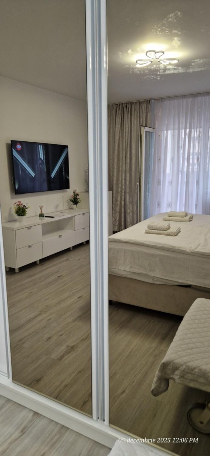 Communal lounge/ TV room, Bed, TV and multimedia, Photo of the whole room, Bedroom