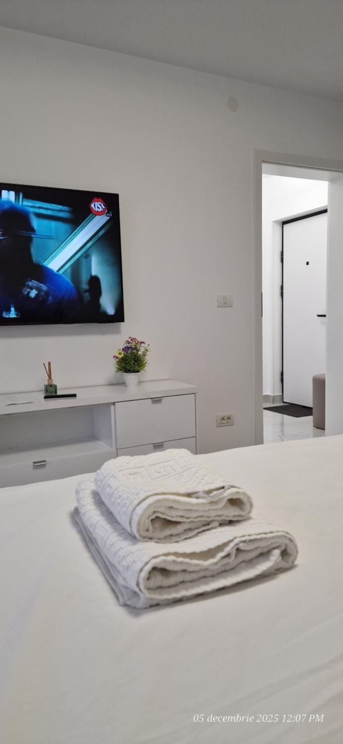 Bed, TV and multimedia, Photo of the whole room, Bedroom, towels