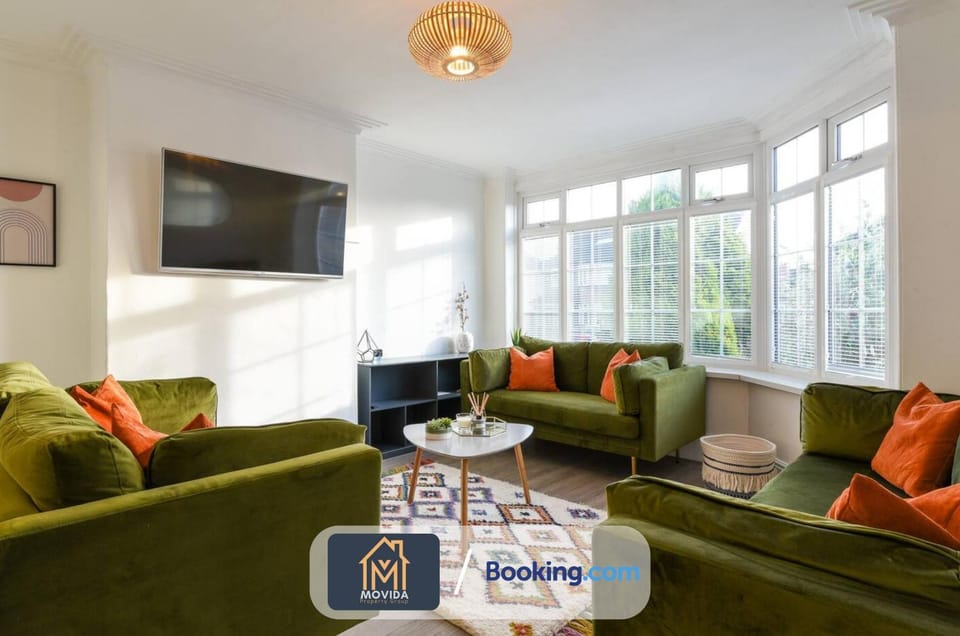 TV and multimedia, Living room, Seating area, Evening entertainment