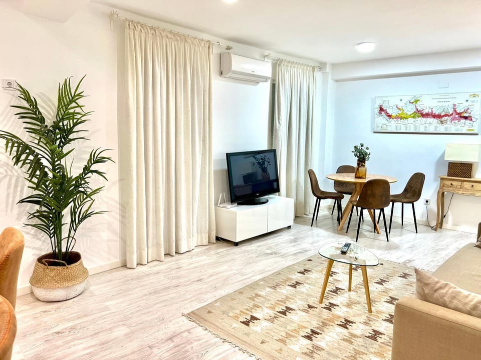 TV and multimedia, Seating area, Dining area, air conditioner