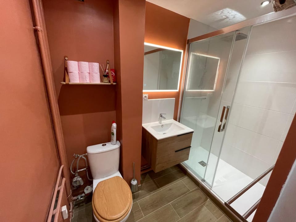 Shower, Toilet, Bathroom, towels