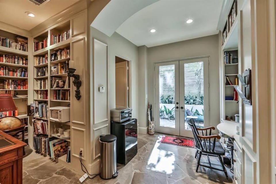 Artist's Library with a Private Swimming Pool Apartment in Harris County