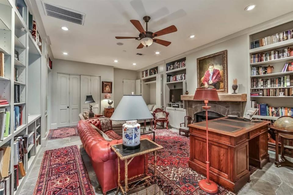 Artist's Library with a Private Swimming Pool Apartment in Harris County