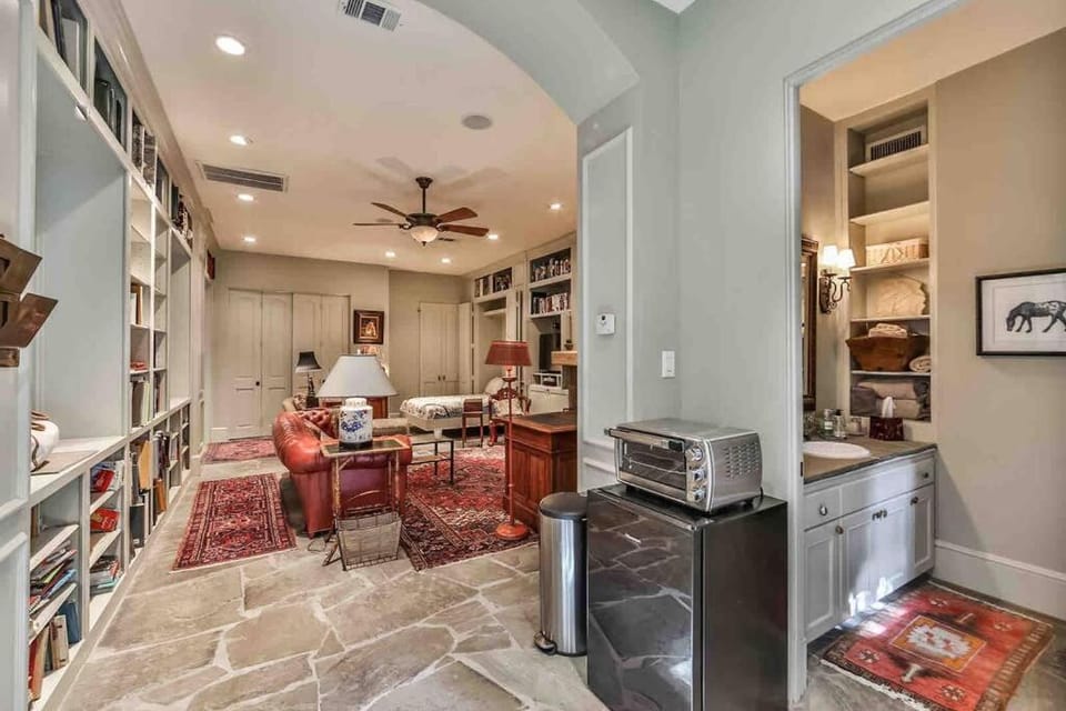 Kitchen or kitchenette, Seating area