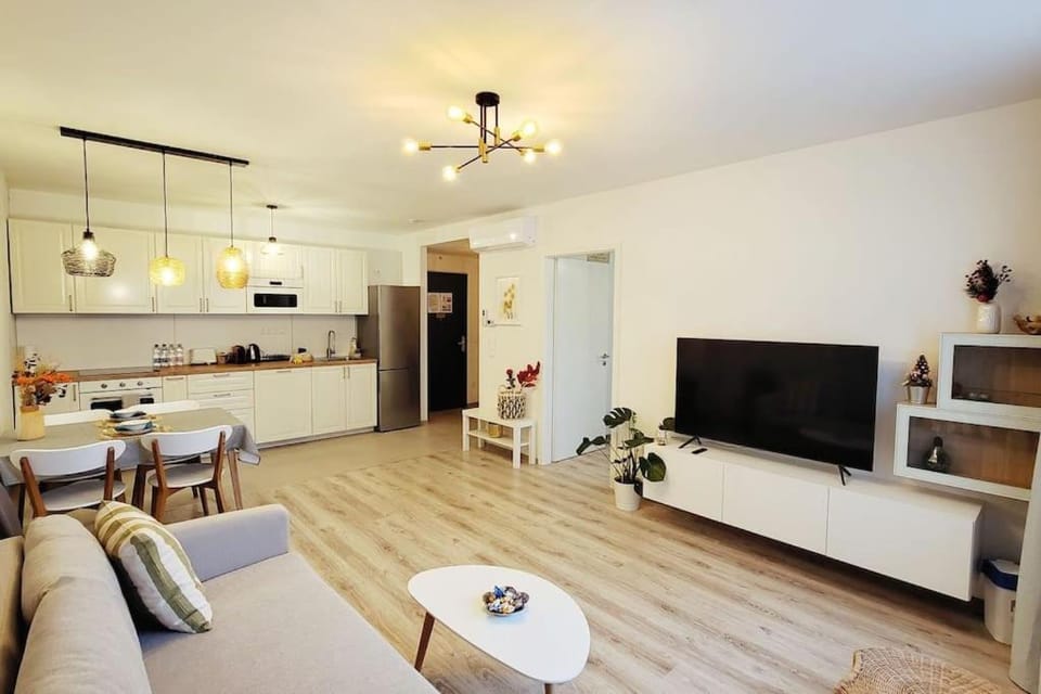 TV and multimedia, Kitchen or kitchenette, Living room, Seating area, Dining area