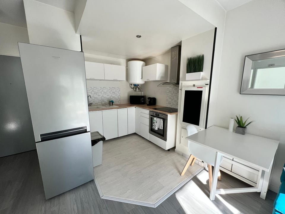 Kitchen or kitchenette, Dining area, minibar, pet friendly, stove