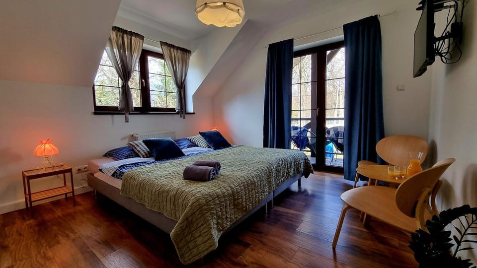 Bed, Photo of the whole room, Seating area, Bedroom