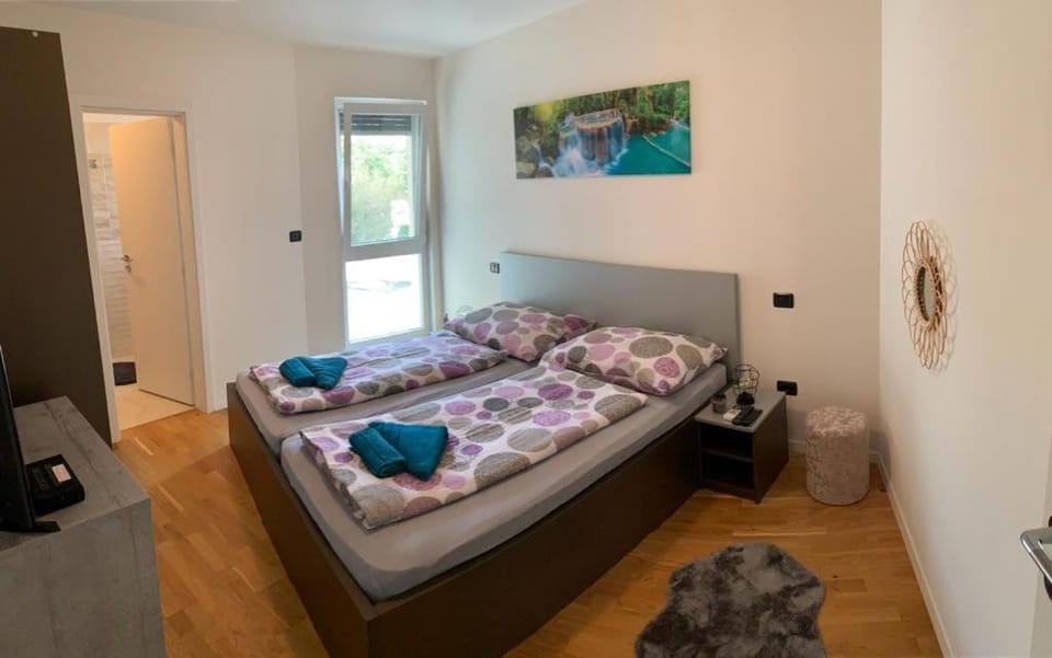 Photo of the whole room, Bedroom