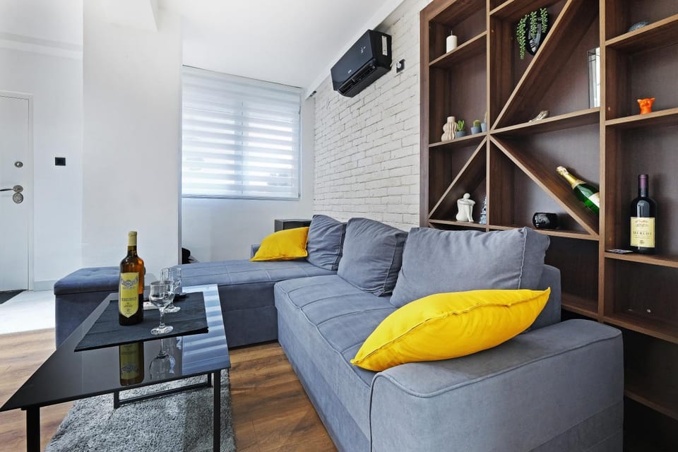 Day, TV and multimedia, Living room, Seating area