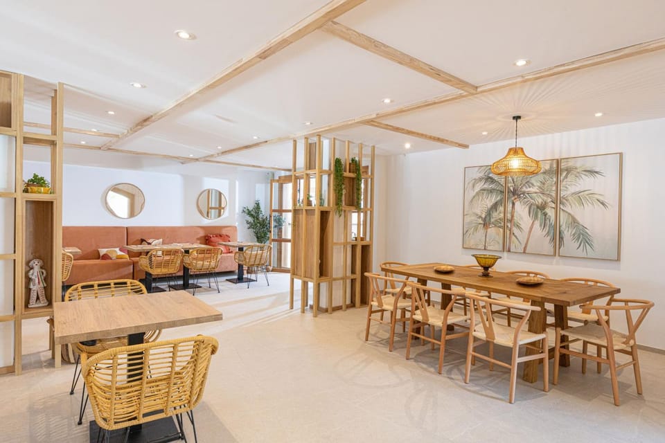 Restaurant/places to eat, Dining area