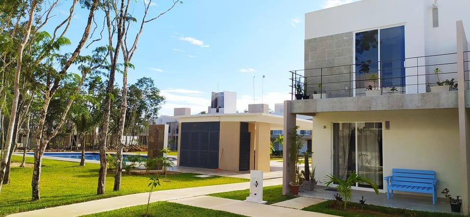 Property building, Facade/entrance, Off site, Day, Garden, Photo of the whole room, Garden view, Swimming pool