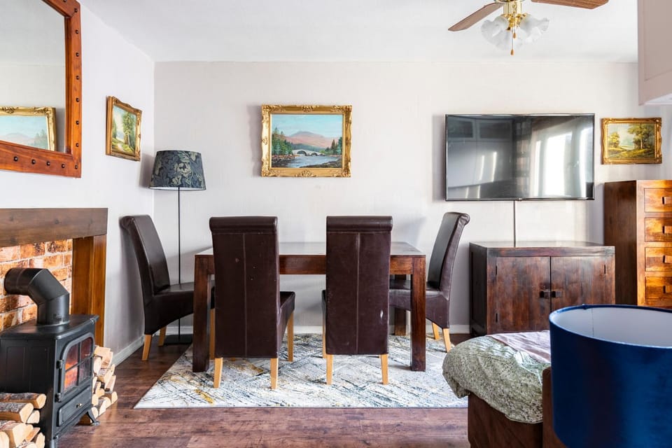 TV and multimedia, Living room, Seating area, Dining area, fireplace