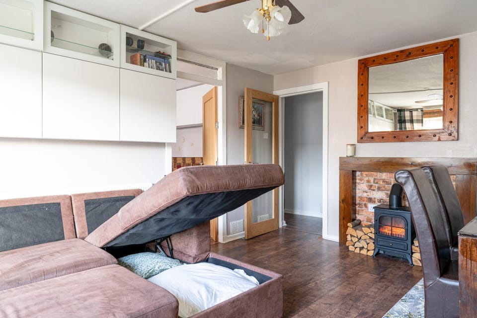 Bed, Living room, Photo of the whole room, Seating area, fireplace, wardrobe