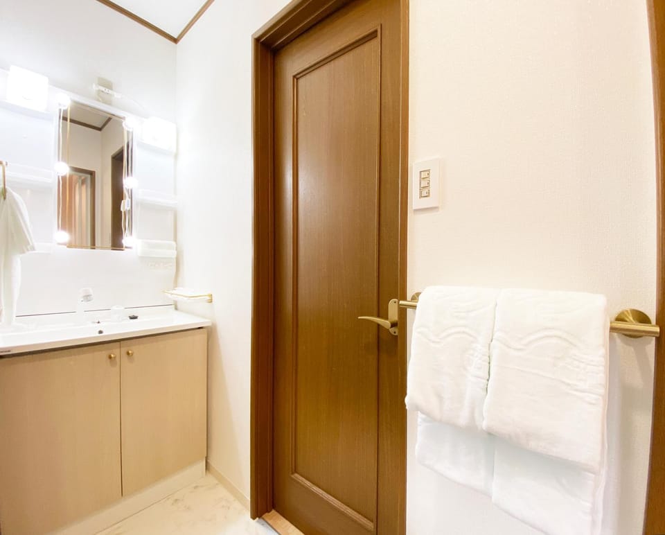 Bathroom, Photo of the whole room, towels