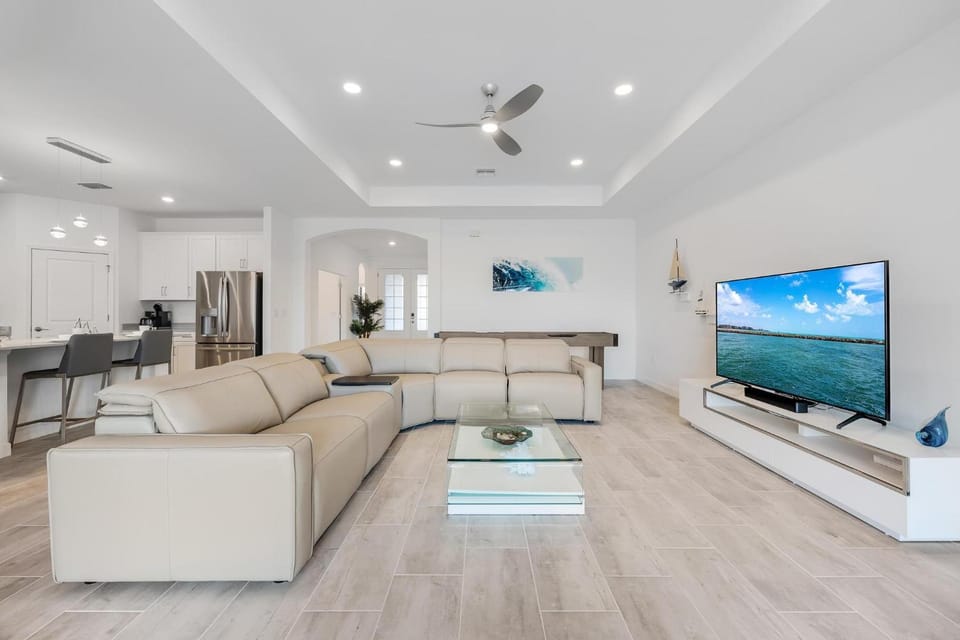 Waterfront w pool & hot tub - Villa Azure - Roelens Vacations House in Cape Coral