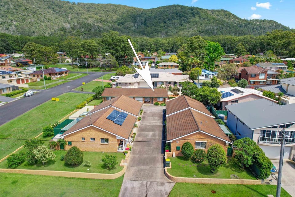 Property building, Nearby landmark, Day, Neighbourhood, Natural landscape, Bird's eye view, Mountain view, Street view, Location