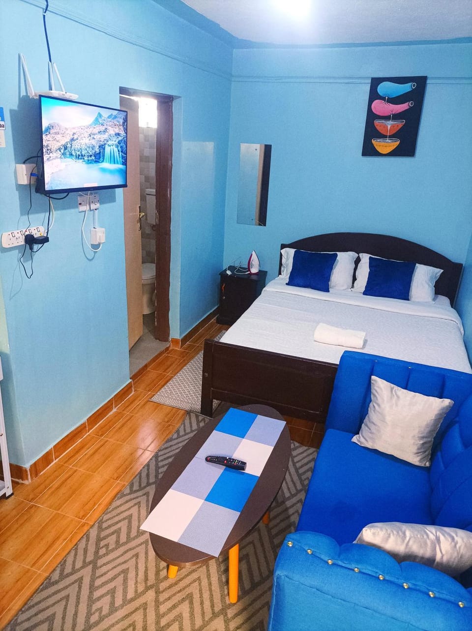 Bed, TV and multimedia, Seating area