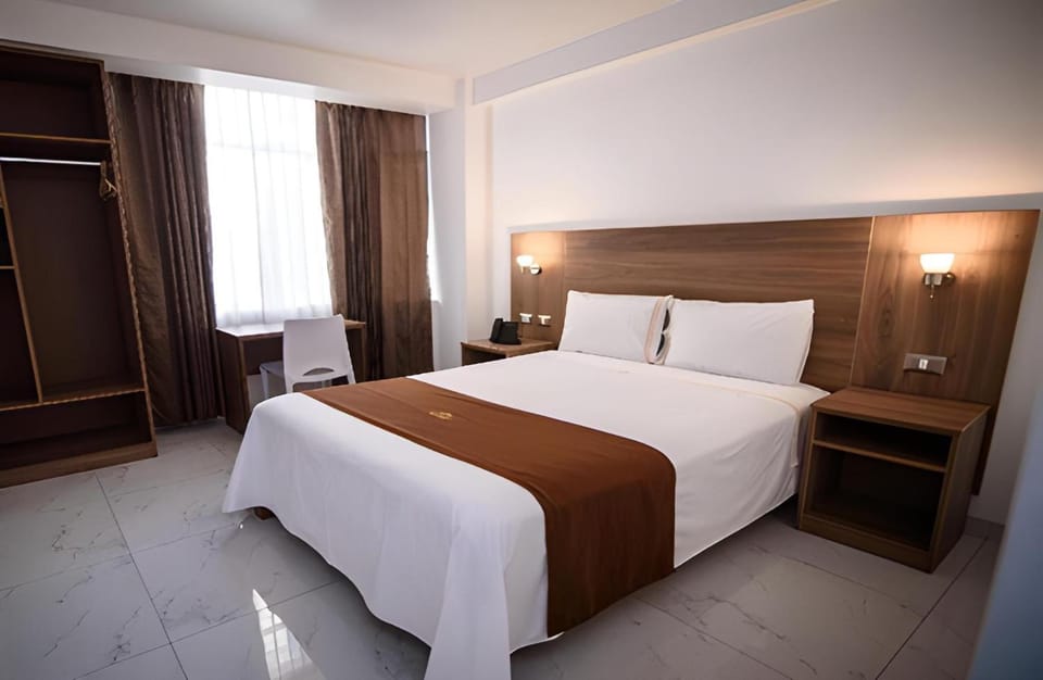 Shower, Toilet, Bed, Property logo or sign, TV and multimedia, Photo of the whole room, Bedroom, Meals, Breakfast, internet, room service, towels