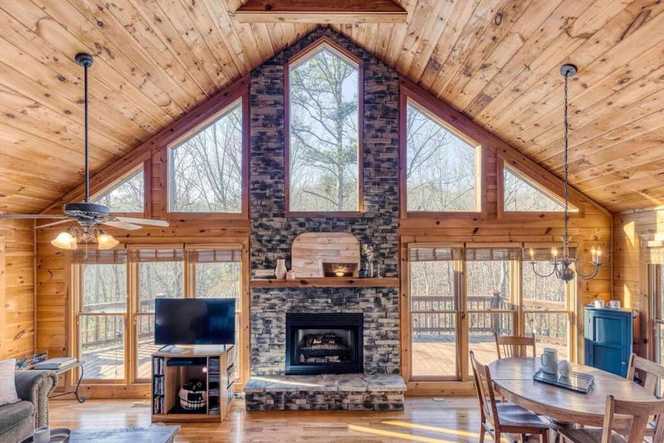 Serene Cabin*Mountain Views*Hot Tub*Large Decks Cabin in Georgia