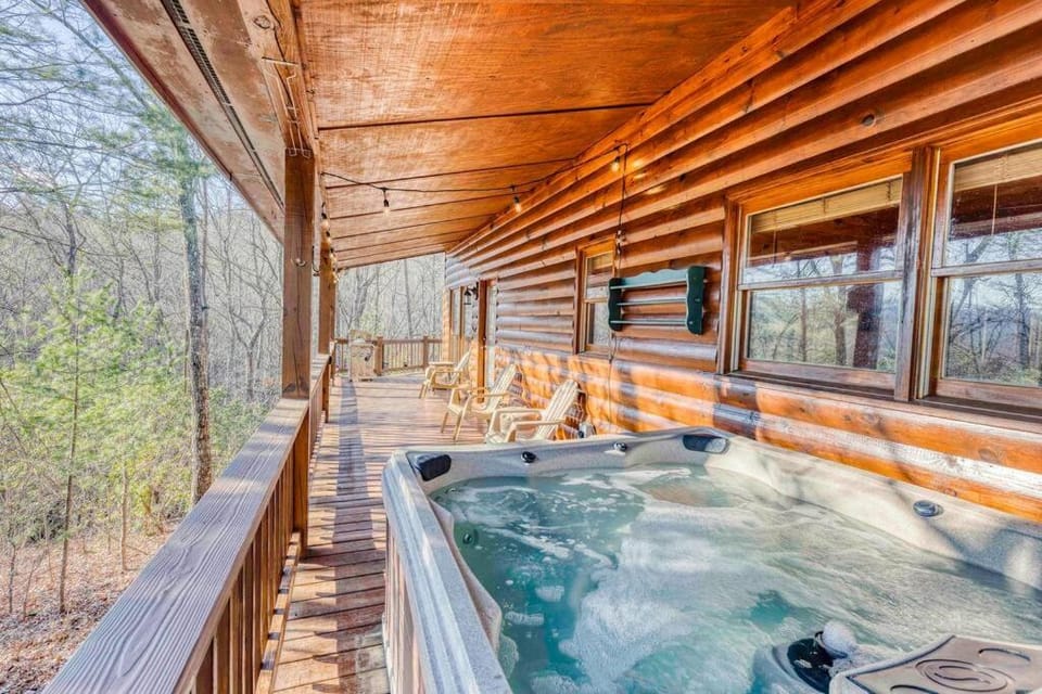 Serene Cabin*Mountain Views*Hot Tub*Large Decks Cabin in Georgia