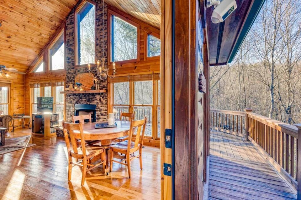 Serene Cabin*Mountain Views*Hot Tub*Large Decks Cabin in Georgia