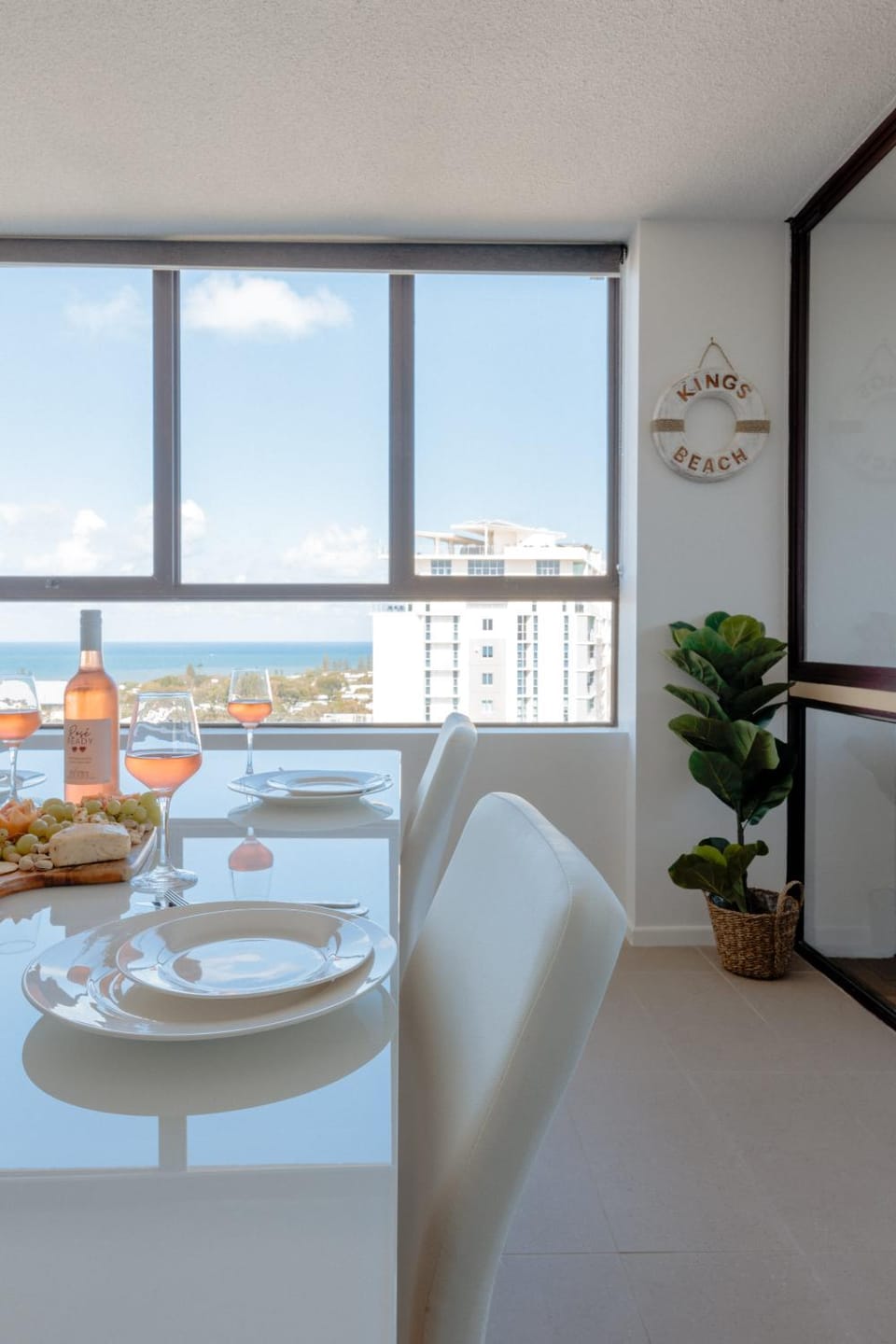 Natural landscape, Food and drinks, Seating area, Dining area, Sea view