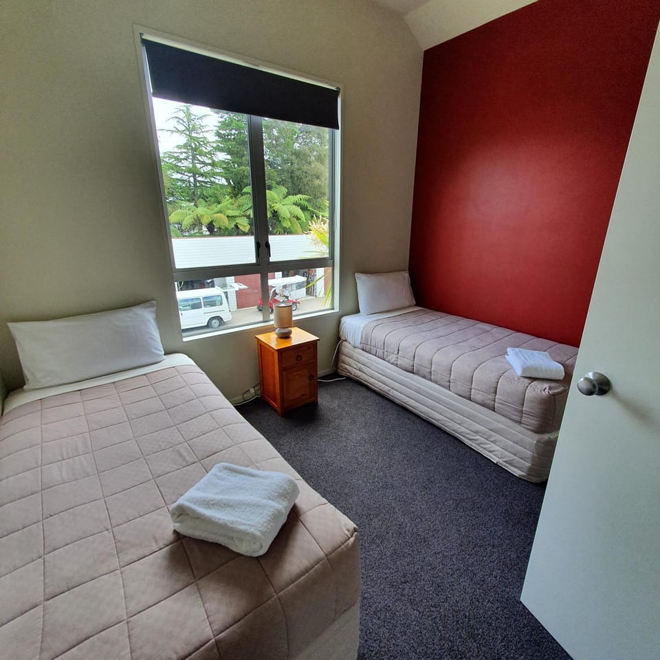 Kuirau Chalet Villa 3-bedroom, Twin Peaks House in Rotorua