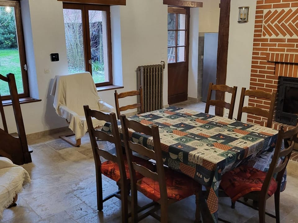 Gîte familial au cœur du parc de La Brenne avec étang privé, cheminée, Wi-Fi et animaux acceptés - FR-1-591-377 House in Centre-Val de Loire
