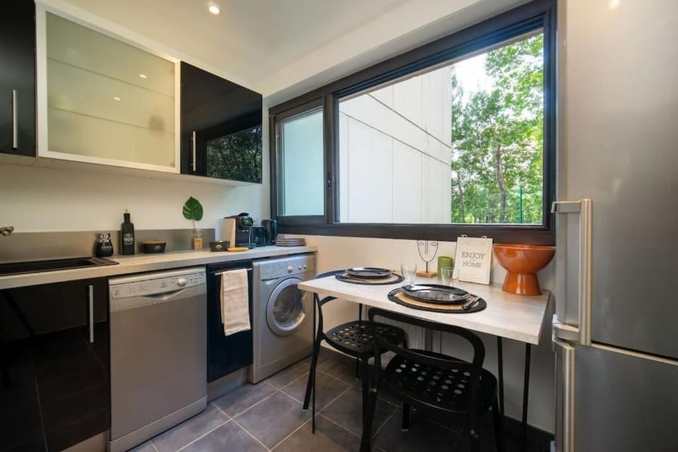 Air-conditioned apartment with private parking Apartment in Marseille