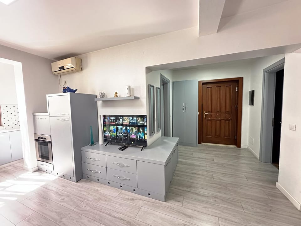 Kitchen or kitchenette, oven