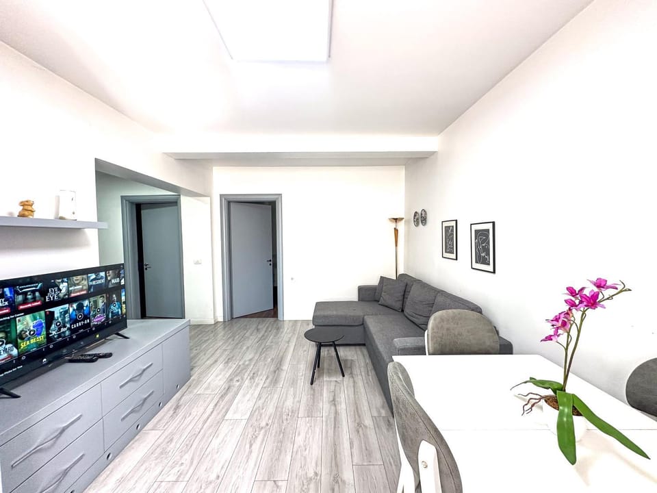 Communal lounge/ TV room, TV and multimedia, Living room, Seating area, Dining area, Evening entertainment
