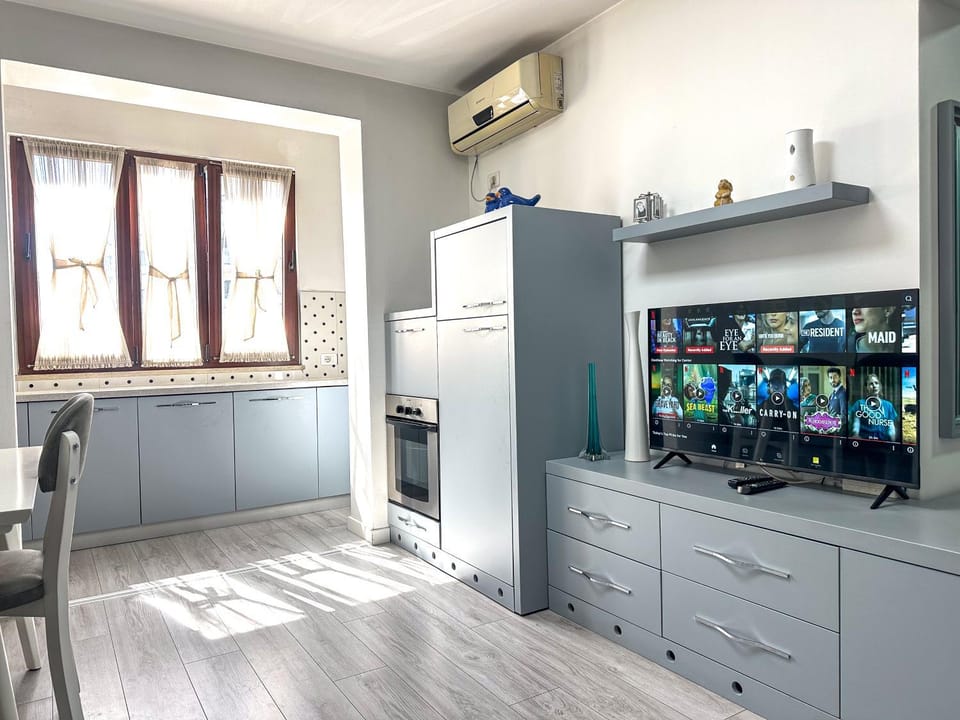 Kitchen or kitchenette, oven, air conditioner