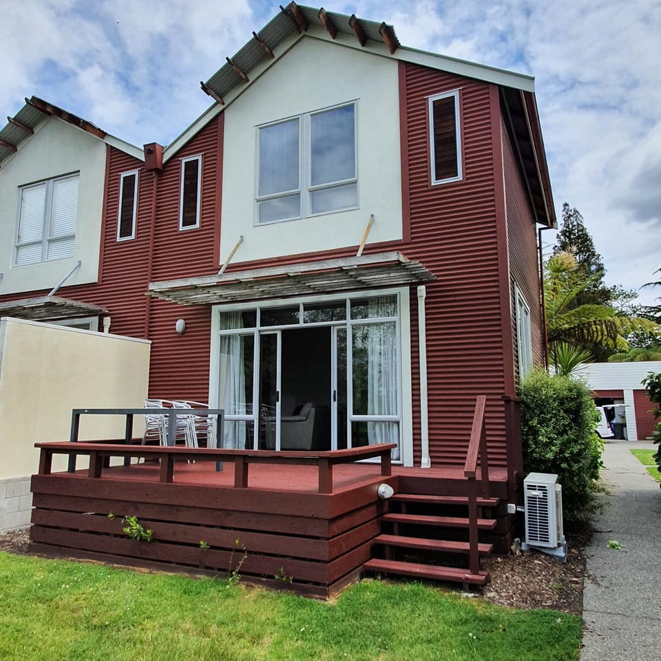 Kuituna on the Canal Villa, 3 bedrooms House in Rotorua
