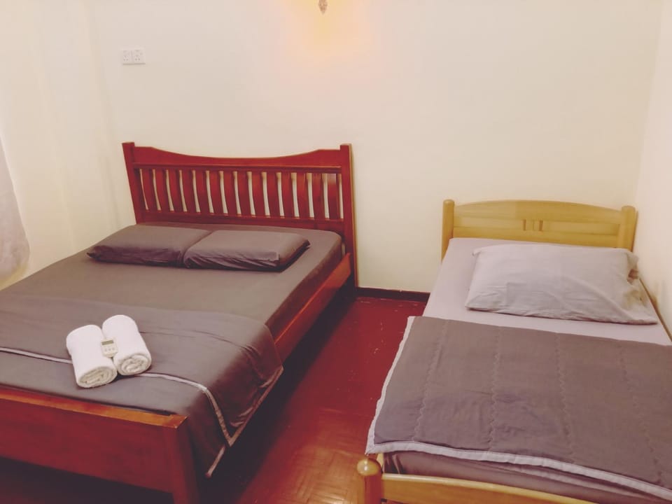 Bed, Photo of the whole room, Bedroom, towels