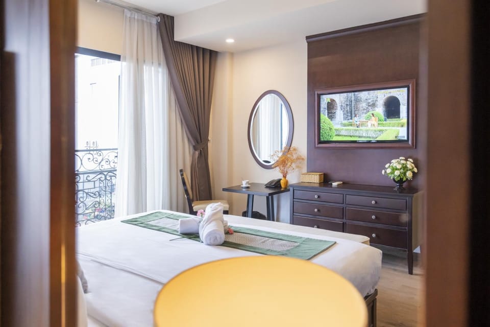 Bed, TV and multimedia, Seating area, Bedroom