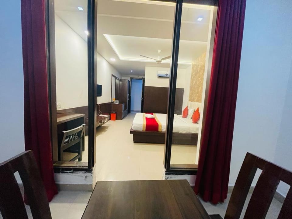 Bed, TV and multimedia, Balcony/Terrace, Photo of the whole room, Seating area, Bedroom
