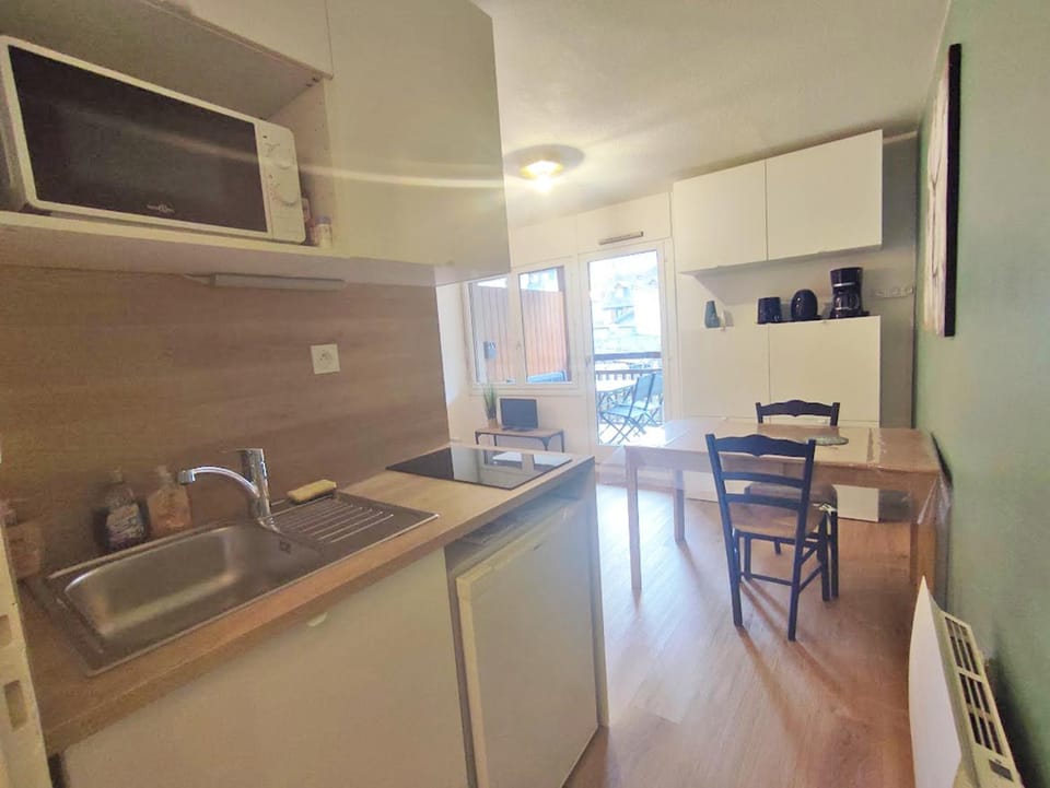 Kitchen or kitchenette, Dining area, minibar, stove