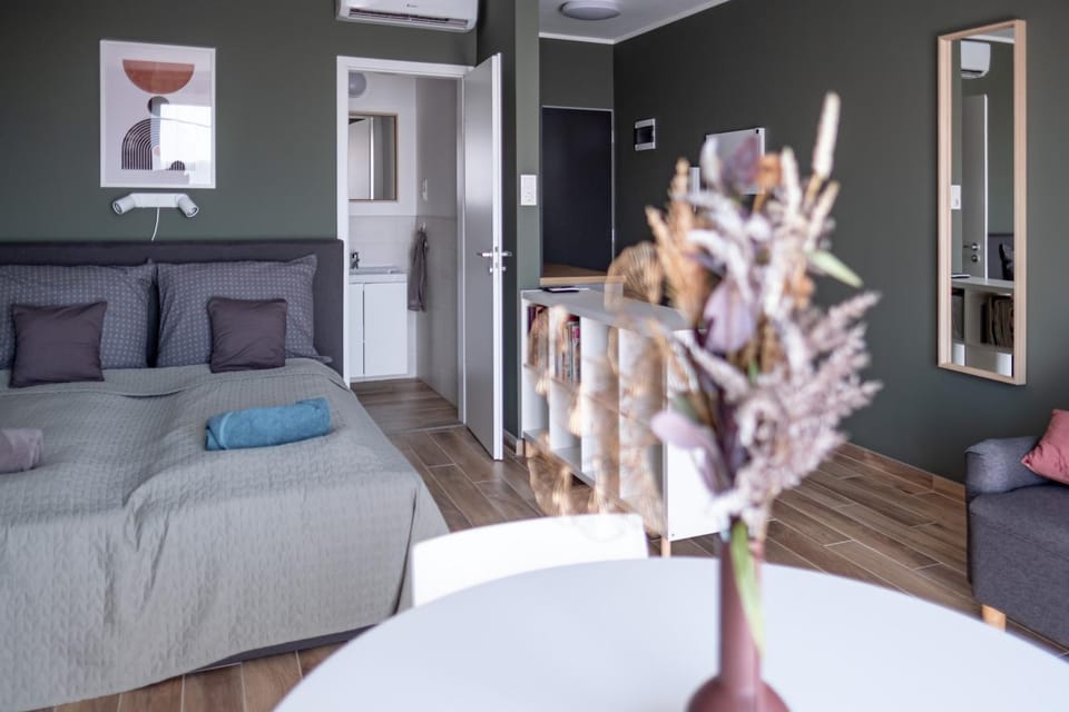 Bed, Living room, Photo of the whole room, Bedroom