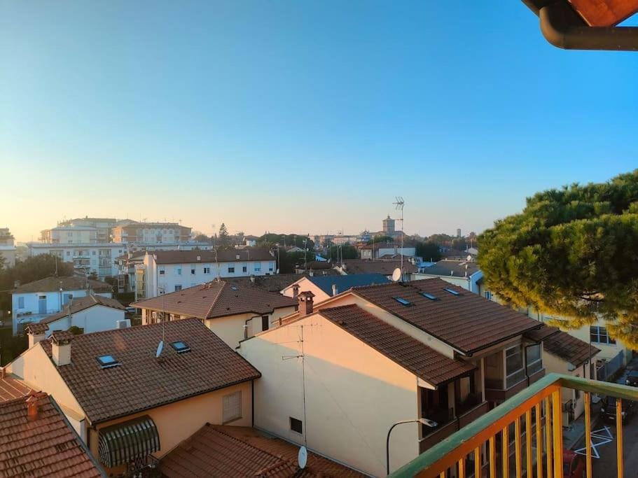 Day, Neighbourhood, City view, Street view