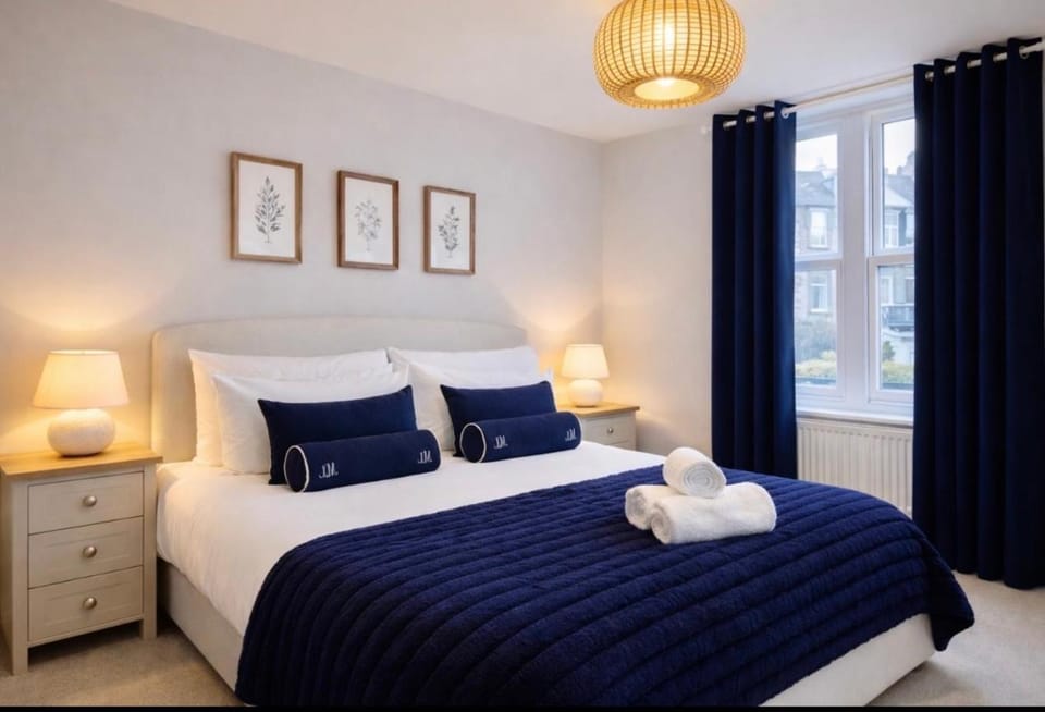 Bed, Bedroom, towels