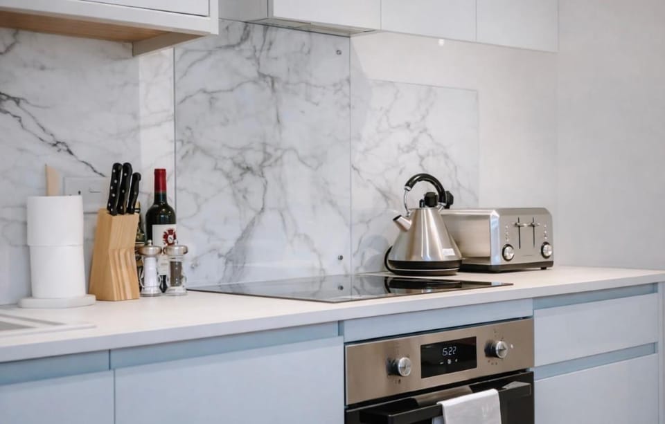 Coffee/tea facilities, Kitchen or kitchenette, stove