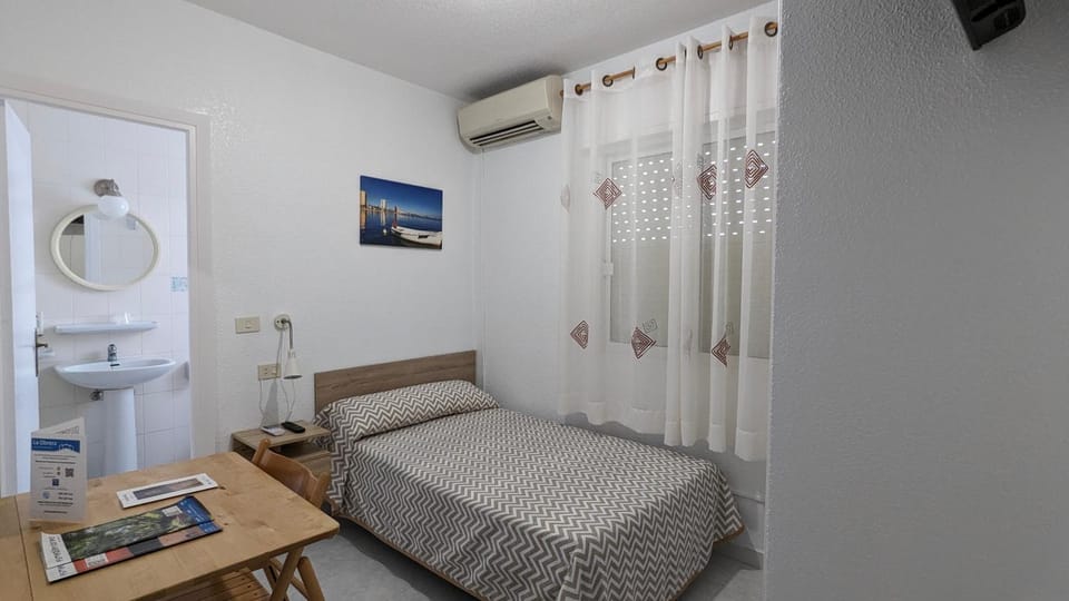 Photo of the whole room, air conditioner