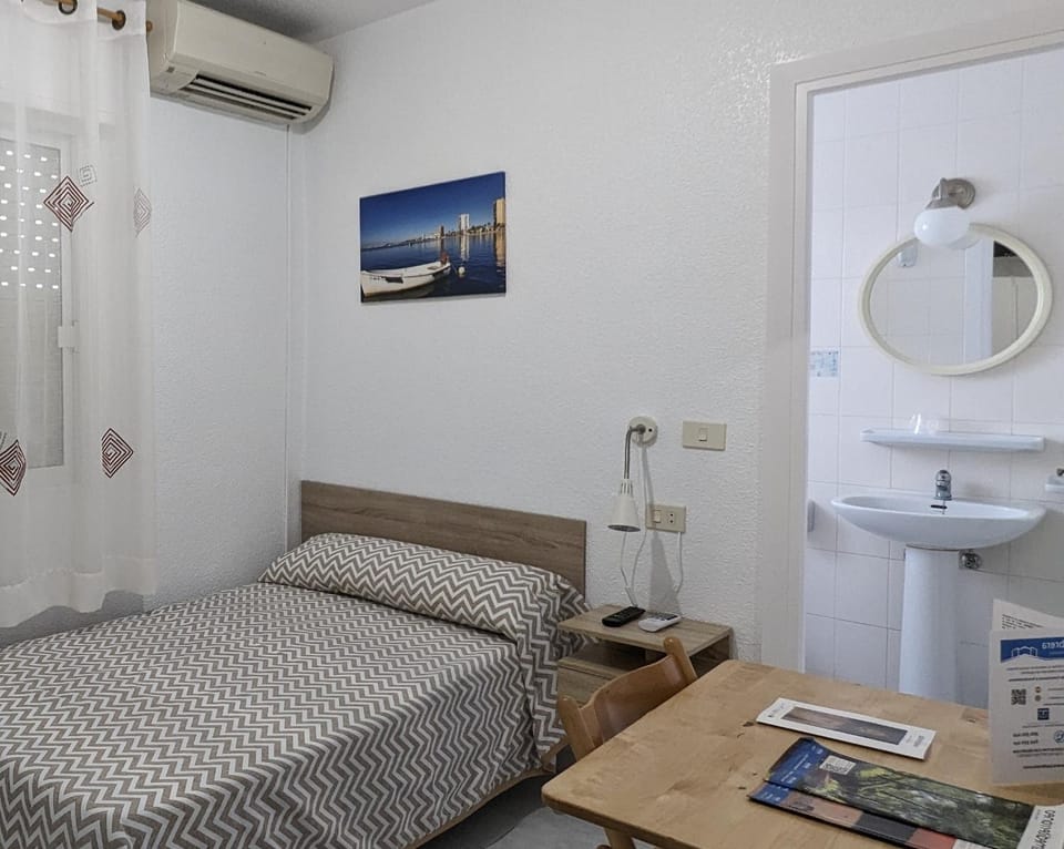 Bathroom, Photo of the whole room, Bedroom, air conditioner