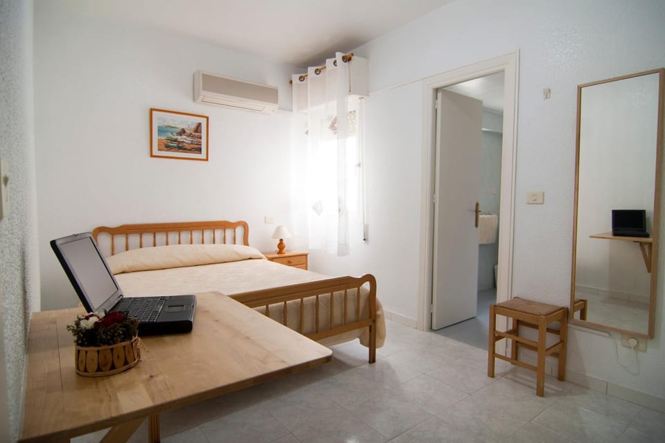 Bed, Photo of the whole room, air conditioner