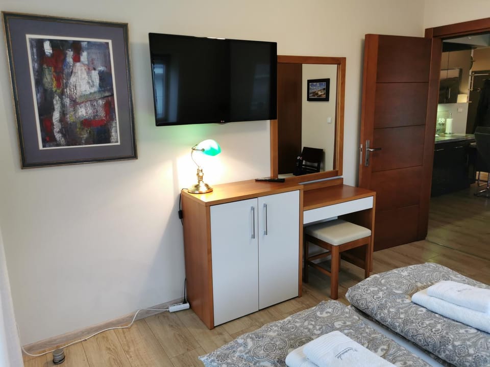 Bed, TV and multimedia, Photo of the whole room, Seating area, Evening entertainment, Bedroom, hair dresser, towels, wardrobe