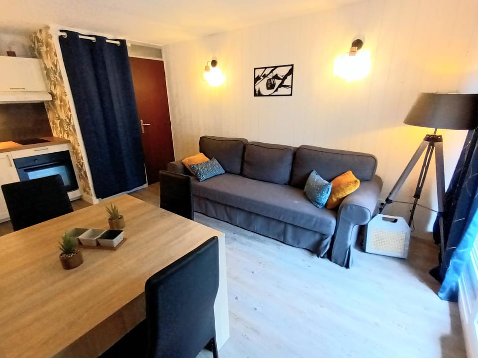 TV and multimedia, Kitchen or kitchenette, Living room, Seating area, Dining area