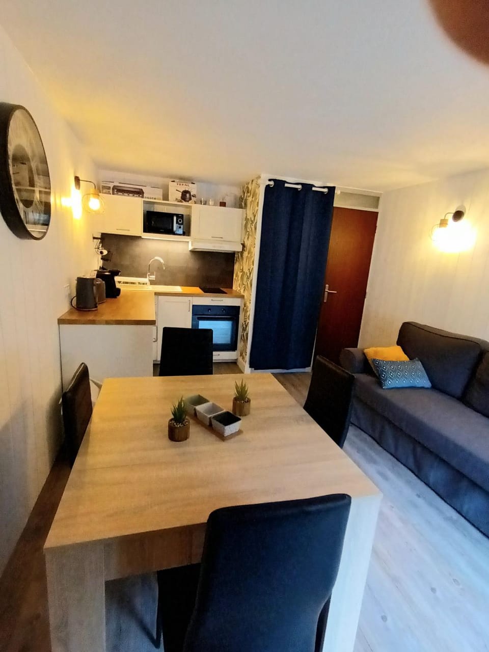 TV and multimedia, Coffee/tea facilities, Living room, Dining area, oven, stove, toaster