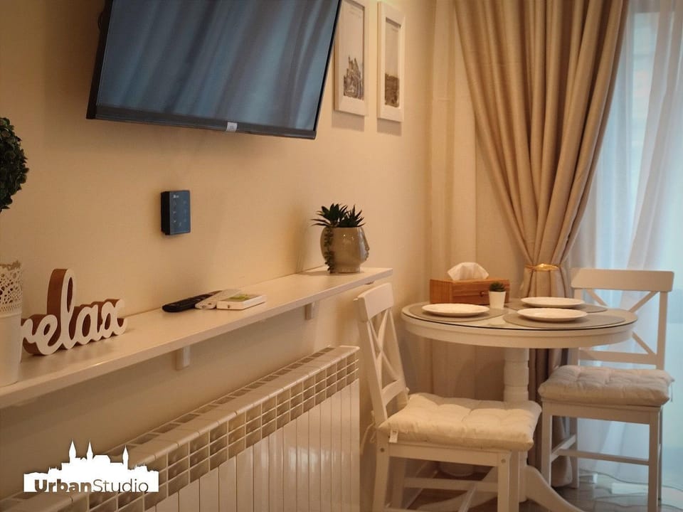 TV and multimedia, Seating area, Dining area